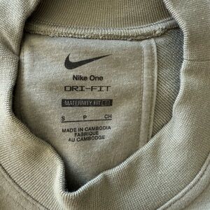 Nike one maternity women’s Dri-FIT Crewneck Sweater